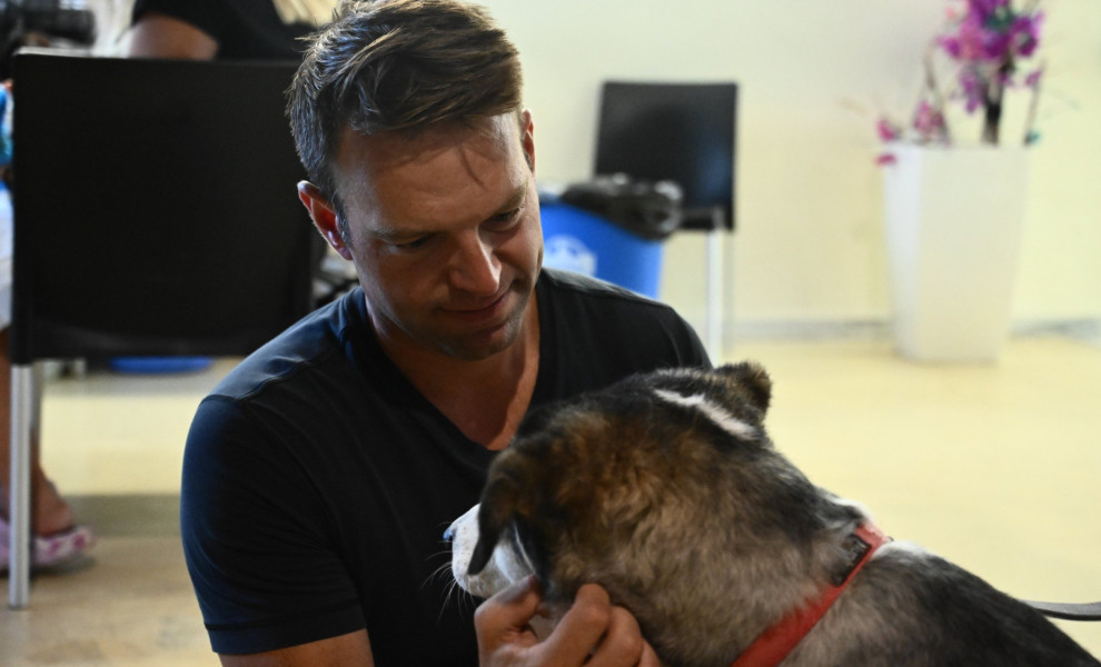 Στιγμιότυπο από την επίσκεψη του Στέφανου Κασσελάκη στο χώρο φιλοξενίας ζώων από τις πυρόπληκτες περιοχές της Αττικής. Φωτό: ΚΩΣΤΑΣ ΤΖΟΥΜΑΣ/EUROKINISSI