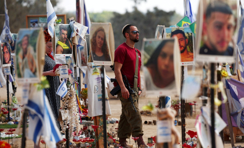 Ισραηλινός περπατάει στον χώρο όπου διεξήχθη το αιματηρό Nova Festival στις 7 Οκτωβρίου / Reuters