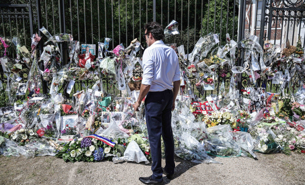 Ο γιος του Αλέν Ντελόν Άντονι επιθεωρεί τα λουλούδια που άφησαν θαυμαστές του ηθοποιού, ΑΠΕ-ΜΠΕ/ CHRISTOPHE PETIT TESSON, EPA