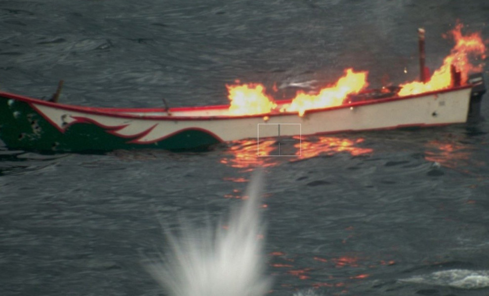 Η στιγμή του πλήγματος του USV των Χούθι/Credits: EUNAVFOR ASPIDES