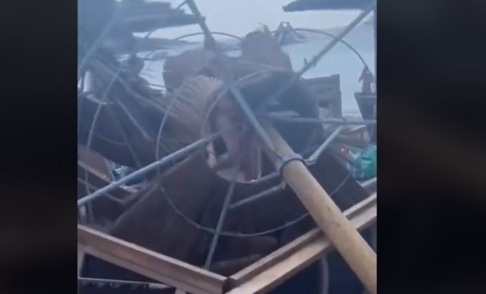 Ανεμοστρόβιλος «χτύπησε» την πλαζ Βουλιαγμένης/TikTok