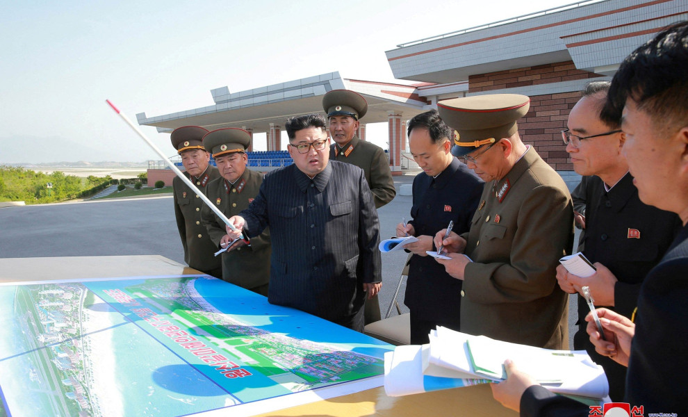 Ο Κιμ Γιονγκ Ουν επιβλέπει έργα στη Βόρεια Κορέα / Reuters