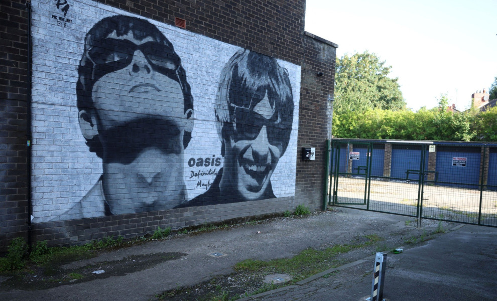 Τοιχογραφία με τα δυο μέλη του συγκροτήματος των Oasis / Reuters