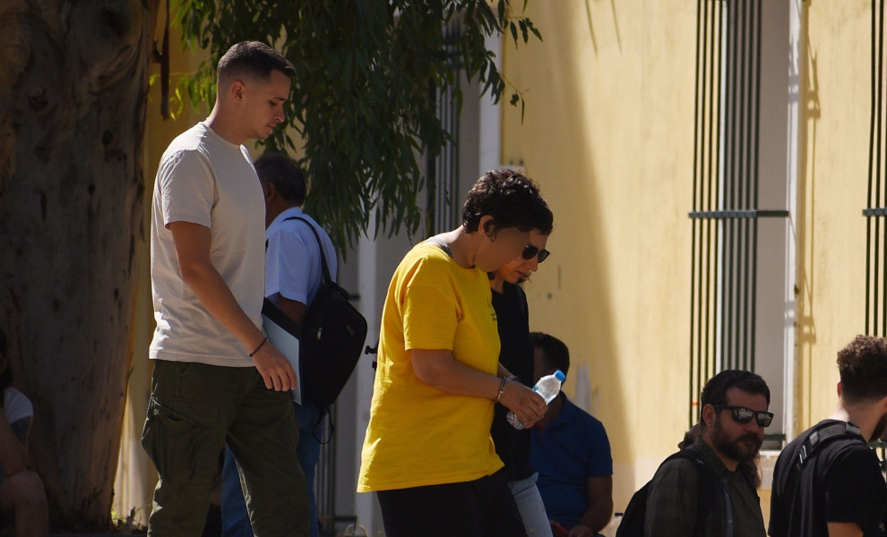 Μεταγωγή στον Ανακριτή της κατηγορούμενης για τη δολοφονία του 46χρονου στη Νέα Σμύρνη/INTIME