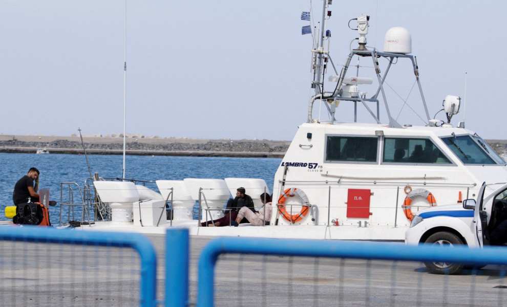 Το λιμενικό στο Καρλόβασι της Σάμου / Reuters