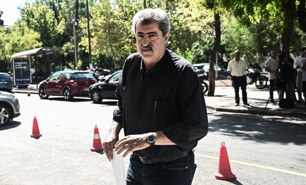 Κρατώντας έναν λευκό φάκελο με όλα τα απαραίτητα για την υποψηφιότητα του έφθασε στα γραφεία του ΣΥΡΙΖΑ ο Παύλος Πολάκης / Eurokinissi