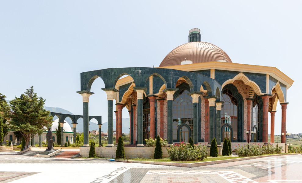 To κεντρικό κτίριο των Μπεκτασήδων στα Τίρανα. Φωτό: Wikimedia Commons