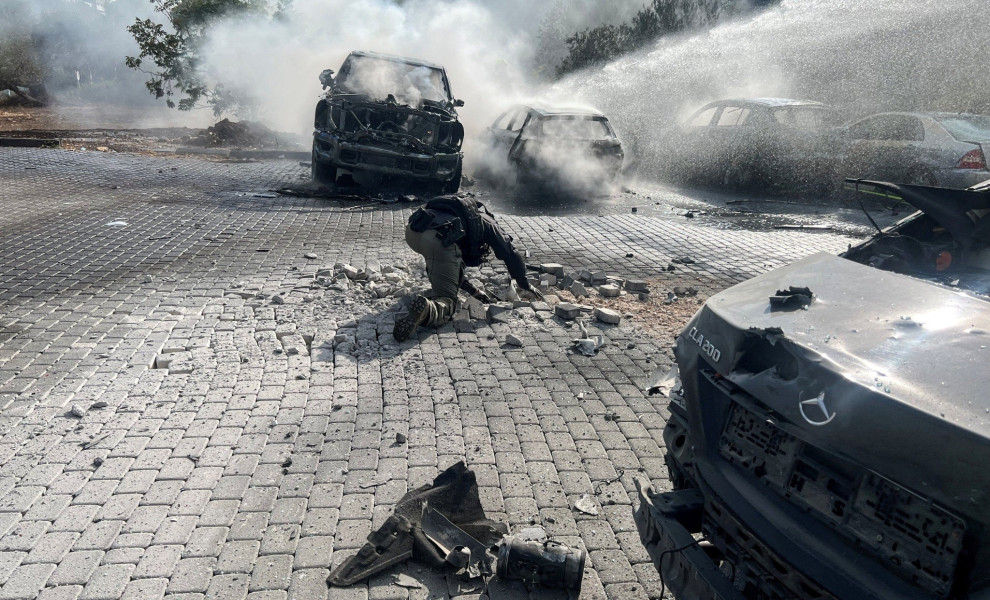 Ισραηλινός αστυνομικός ερευνά το σημείο πρόσκρουσης ρουκέτας από τον Λίβανο, Avi Ohayon/Reuters