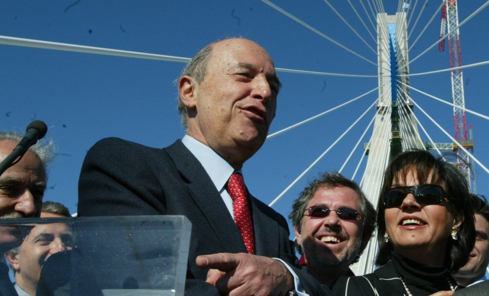 Κώστας Σημίτης και Βάσω Παπανδρέου στη γέφυρα Ρίου - Αντιρρίου, το 2004/ΑΠΕ