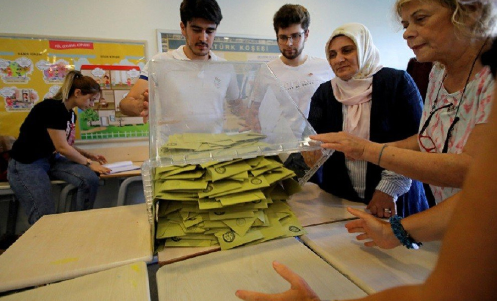 FILE PHOTO: Election officials open a ballot box to count votes at a polling station in Istanbul, Turkey, June 23, 2019. REUTERS/Kemal Aslan/File Photo