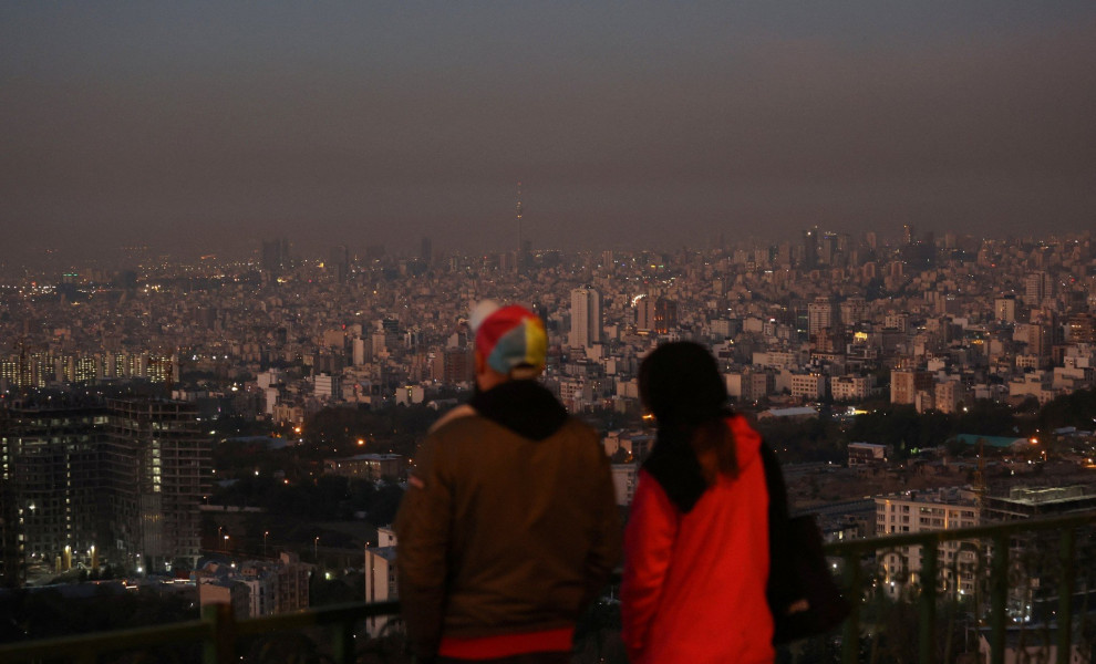 Νεαροί Ιρανοί εποπτεύουν την Τεχεράνη λίγο μετά το ισραηλινό πλήγμα αντιποίνων, Majid Asgaripour/Reuters