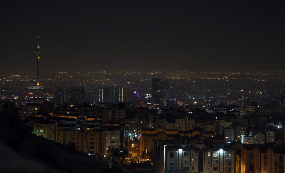 Νυχτερινή άποψη της Τεχεράνης την ώρα της ισραηλινής αντεπίθεσης, Credits: Abedin Taharkenareh, ΑΠΕ-ΜΠΕ/EPA