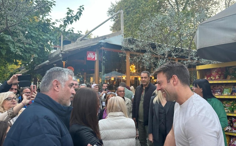 Ο Στέφανος Κασσελάκης συνομιλεί με πολίτες στη Δράμα