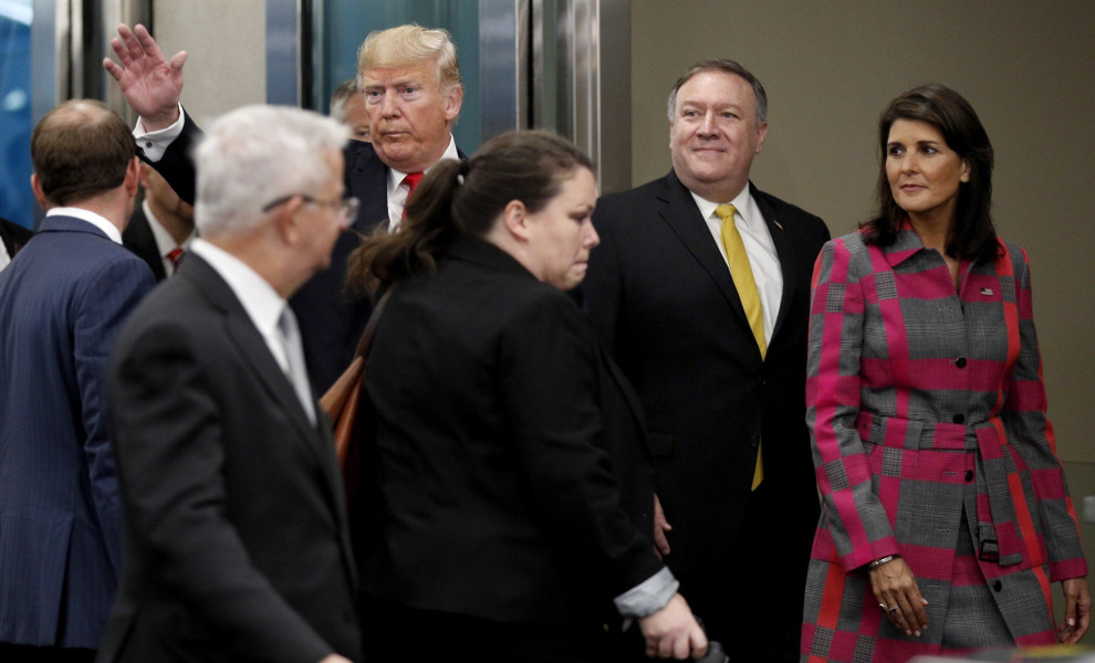 Ο Ντόναλντ Τραμπ (A) με τον Μάικ Πομπέο και την Νίκι Χέιλι (φωτο: ΑΠΕ-ΜΠΕ/EPA/JUSTIN LANE)