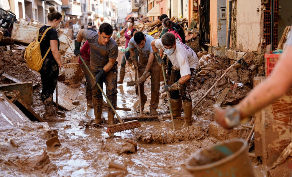 Στιγμιότυπο από όσα άφησε πίσω της η φονική πλημμύρα στη Βαλένθια της Ισπανίας. Φωτό: Reuters