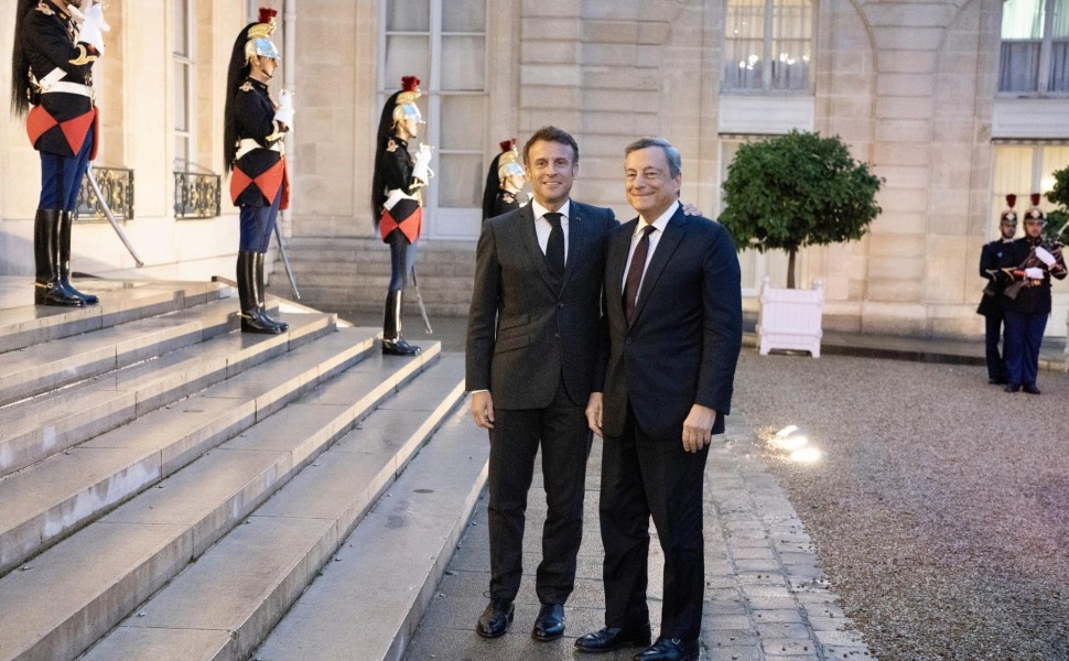 Ο πρόεδρος της Γαλλίας Εμανουέλ Μακρόν και ο πρώην πρόεδρος της ΕΚΤ, Μάριο Ντράγκι / Φωτογραφία αρχείου ΑΠΕ - EPA Ο πρόεδρος της Γαλλίας Εμανουέλ Μακρόν και ο πρώην πρόεδρος της ΕΚΤ, Μάριο Ντράγκι / Φωτογραφία αρχείου ΑΠΕ - EPA