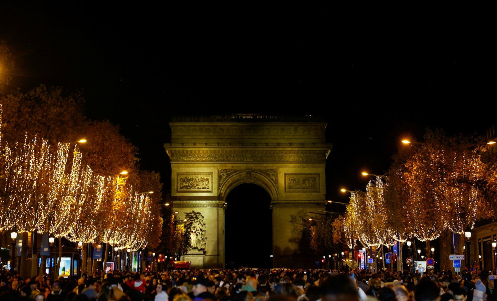 Φωταγωγήθηκαν τα Ηλύσια Πεδία στο Παρίσι / Reuters