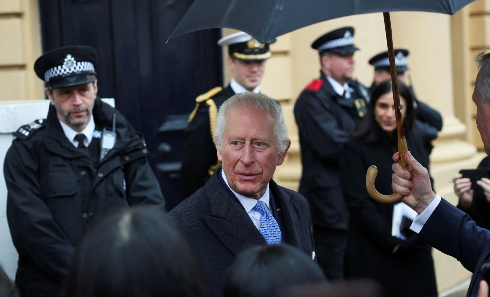 Ο βασιλιάς Κάρολος σταματάει στον δρόμο παρέα τουριστών και τους μιλάει / Reuters