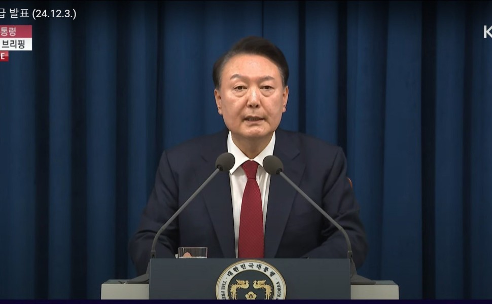 Ο πρόεδρος της Νότιας Κορέας Yoon Suk Yeol κηρύσσει στρατιωτικό νόμο σε τηλεοπτικό διάγγελμα από το προεδρικό γραφείο (φωτο: ΑΠΕ-ΜΠΕ/EPA/KTV HANDOUT) Ο πρόεδρος της Νότιας Κορέας Yoon Suk Yeol κηρύσσει στρατιωτικό νόμο σε τηλεοπτικό διάγγελμα από το προεδρικό γραφείο (φωτο: ΑΠΕ-ΜΠΕ/EPA/KTV HANDOUT)