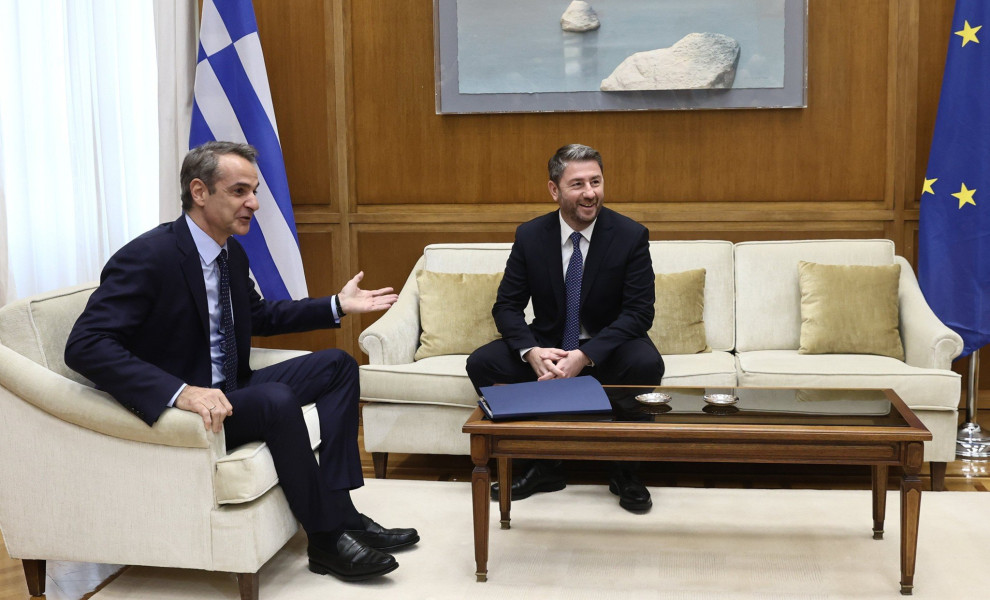 Χαμόγελα και καλή διάθεση πριν από το ραντεβού των σαράντα κυμάτων μεταξύ Μητσοτάκη και Ανδρουλάκη / Intime