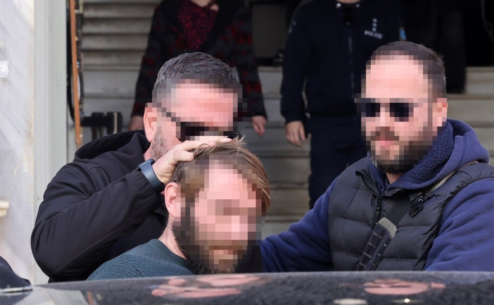 Ο Γάλλος, κατά τη μεταγωγή του στον εισαγγελέα Ηρακλείου (φωτο: Intime) Ο Γάλλος, κατά τη μεταγωγή του στον εισαγγελέα Ηρακλείου (φωτο: Intime)