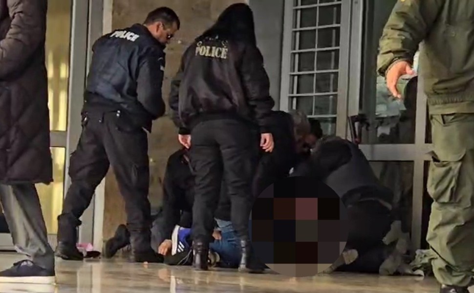 Θα σας τινάξω στον αέρα»: Συναγερμός στα δικαστήρια Θεσσαλονίκης - Η στιγμή  της σύλληψης άνδρα | Flash
