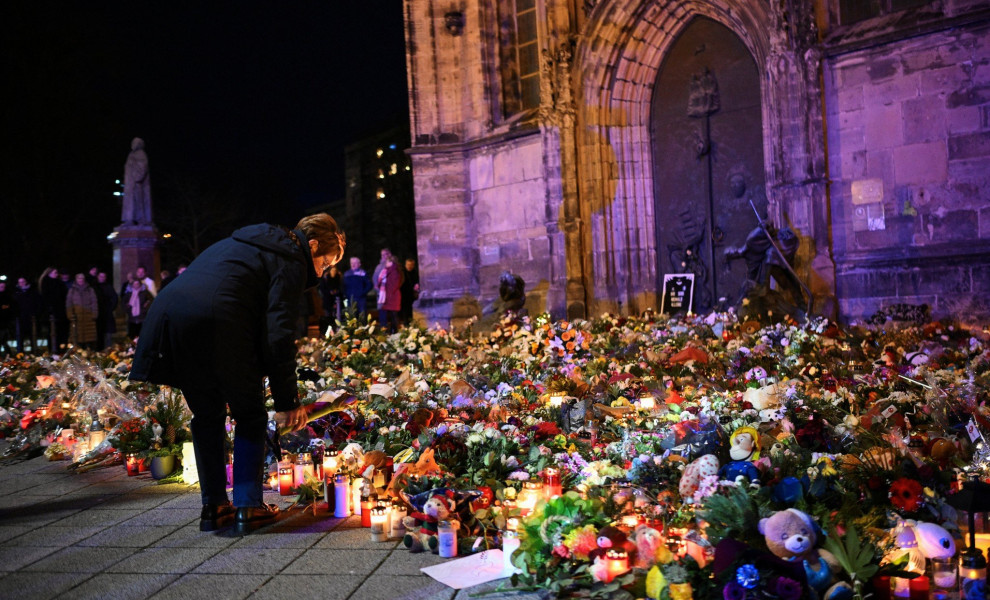 Κάτοικοι του Μαγδεβούργου αφήνουν λουλούδια στο σημείο όπου σκοτώθηκαν τα θύματα της επίθεσης σε χριστουγεννιάτικη αγορά / Reuters