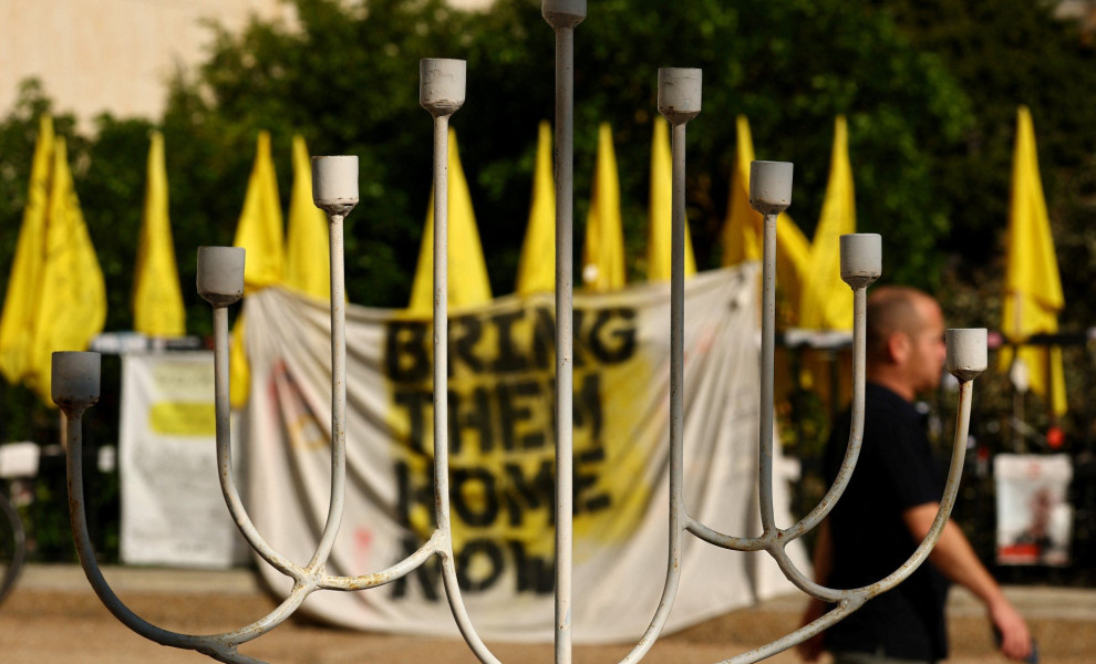 Σημαίες και πανό που ζητούν την επιστυροφή των ομήρων από τη Γάζα στο Ισραήλ / Reuters