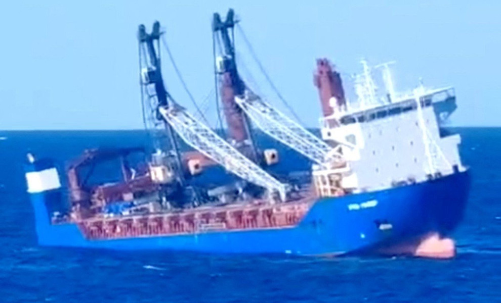 To Ursa Major λίγο πριν τη βύθισή του / Reuters