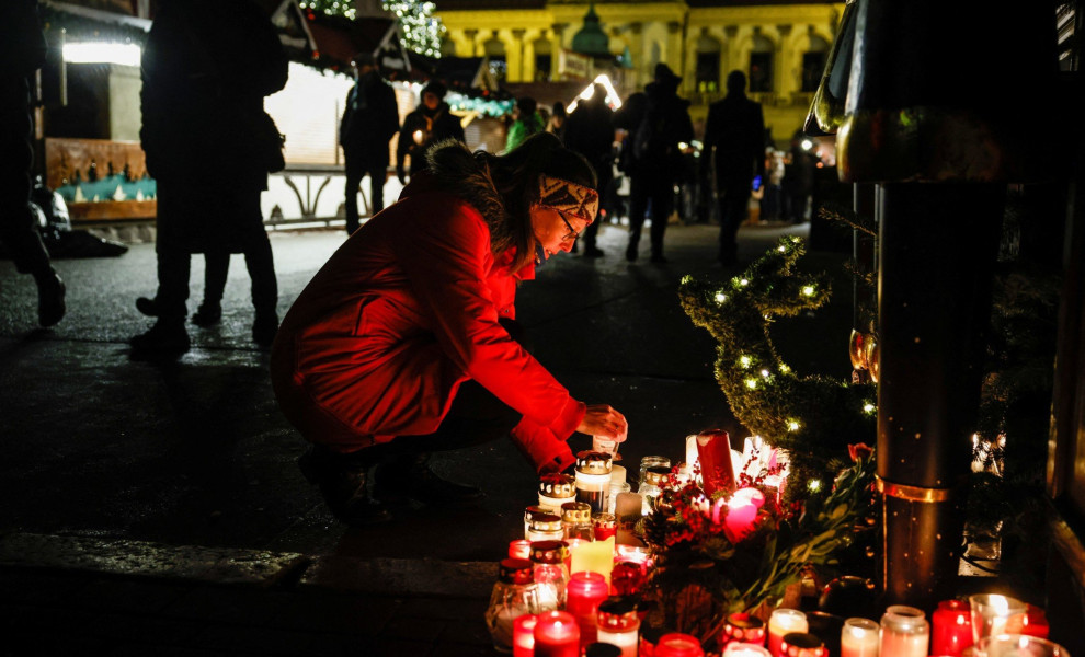 Λούλουδια και κεριά στον τόπο όπου έχασαν τη ζωή τους δυο άνθρωποι από την επίθεση στη Χριστουγεννιάτικη αγορά στο Μαγδεμβούργο / Reuters