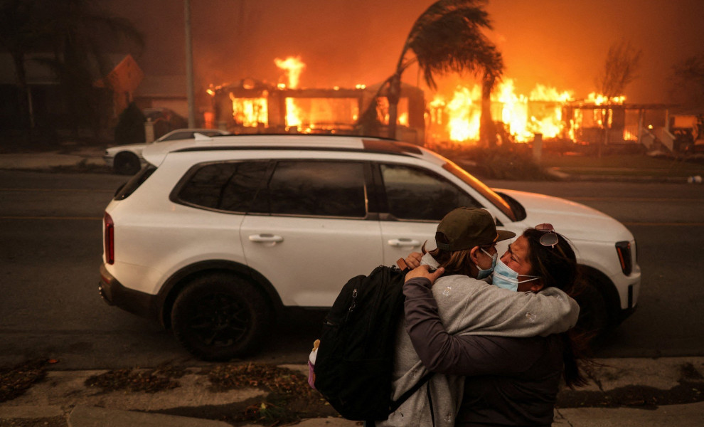 Κάτοικοι του Λος Άντζελες βλέπουν τα σπίτια του να παραδίδονται στις φλόγες / πηγή: Reuters