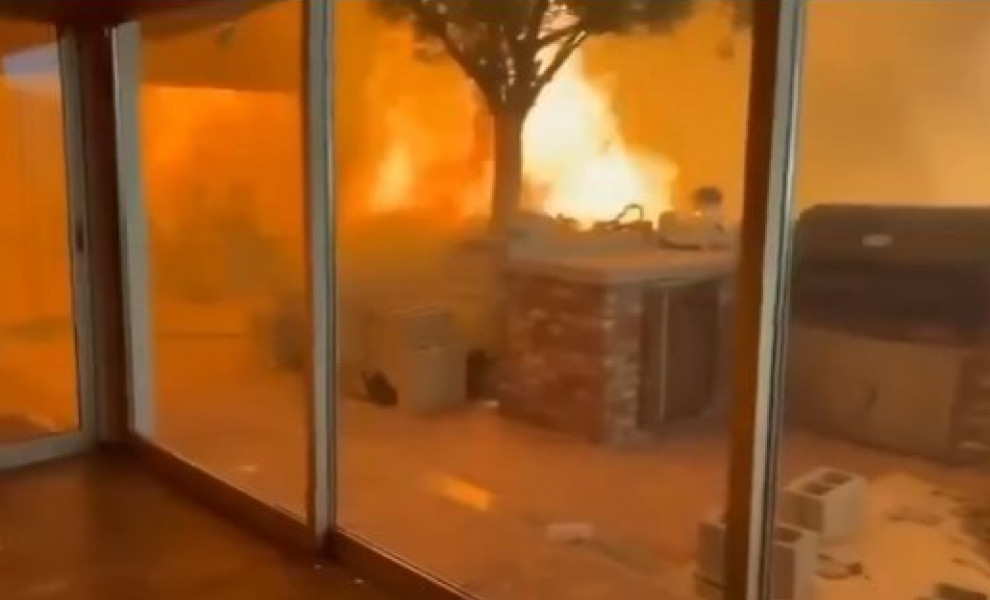 Φλόγες «τυλίγουν» σπίτι στο Λος Άντζελες/Χ