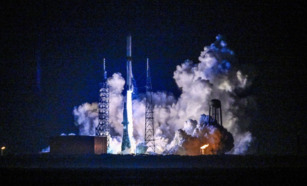 Ο πύραυλος της Blue Origin «New Glenn» απογειώνεται κατά την εναρκτήρια εκτόξευση του στο Διαστημικό Σταθμό Cape Canaveral / πηγή: Reuters