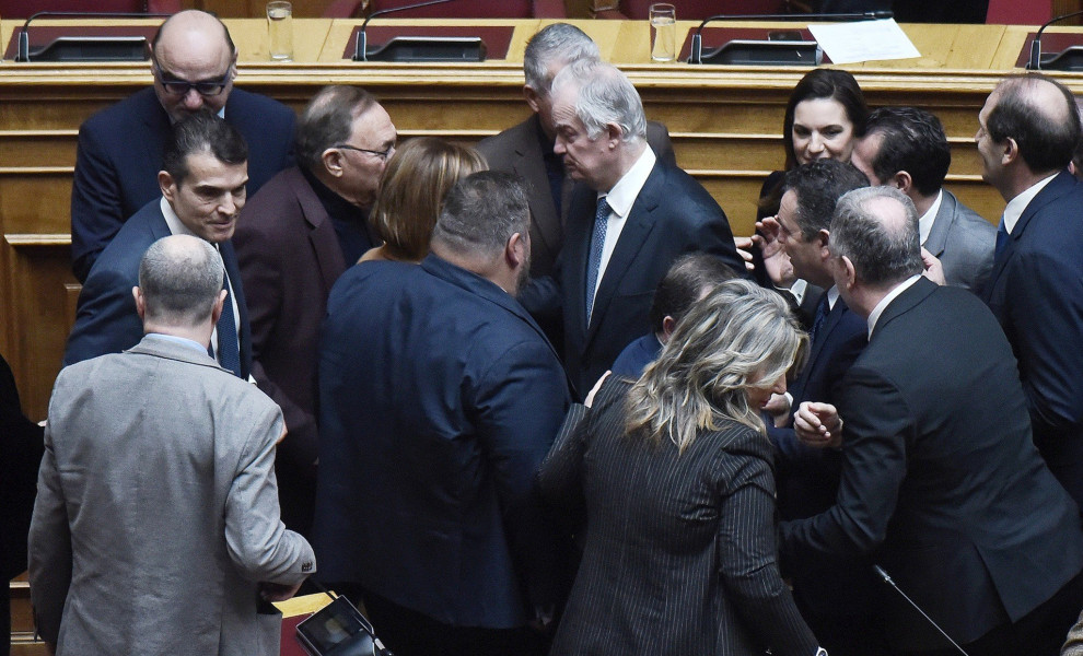 Ο Κώστας Τασούλας δέχεται τα συγχαρητήρια των βουλευτών της ΝΔ (Intime)