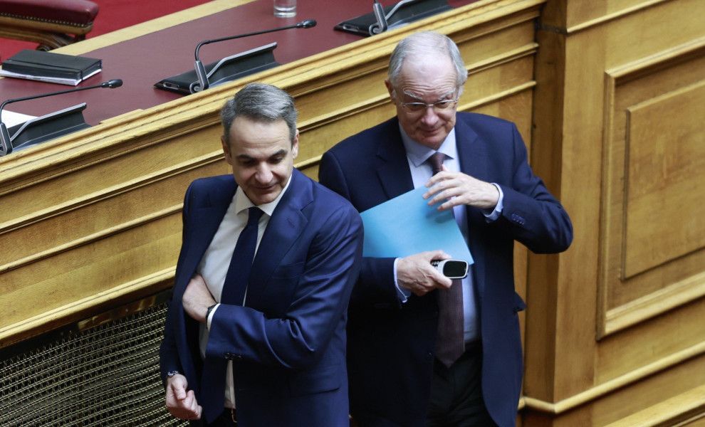 Ο Κυριάκος Μητσοτάκης με τον Κωνσταντίνο Τασούλα στη Βουλή/eurokinissi
