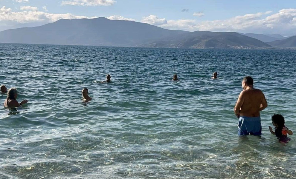 Χειμερινοί κολυμβητές σε παραλία των νοτίων προαστίων/EUROKINISSI