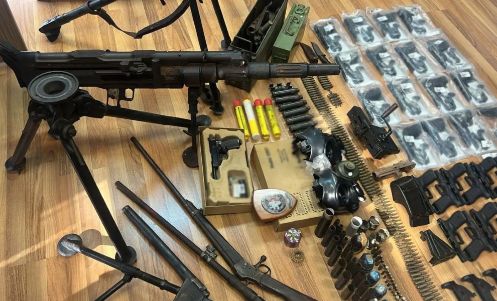 Το οπλοστάσιο που είχε στην κατοχή του ο 47χρονος/Φωτ.: ASTYNOMIA.GR