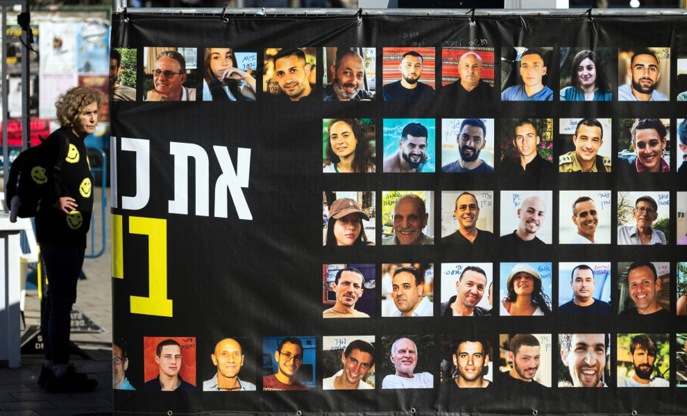 Αφίσα με τις φωτογραφίες των Ισραηλινών που απήχθησαν από τη Χαμάς / Reuters