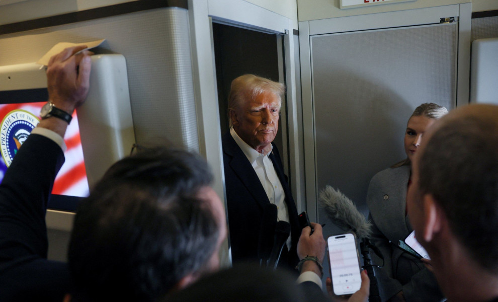 Ο Ντόναλντ Τραμπ μιλά στους δημοσιογράφους στο Air Force One (Reuters)