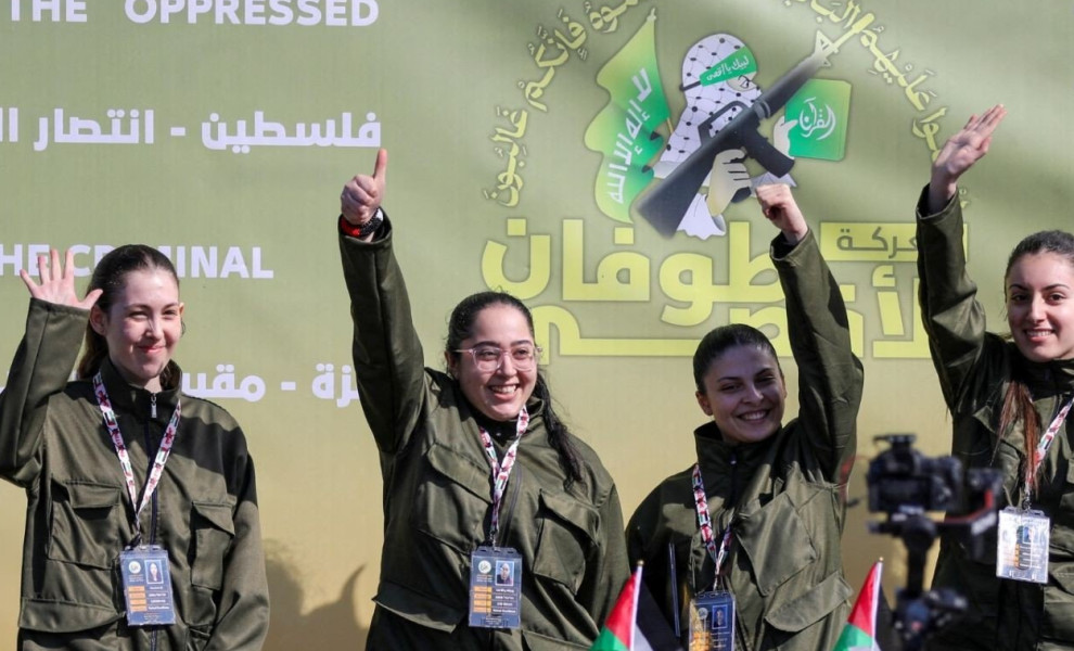 Οι τέσσερις στρατιωτίνες πανηγυρίζουν για την απελευθέρωσή τους/REUTERS