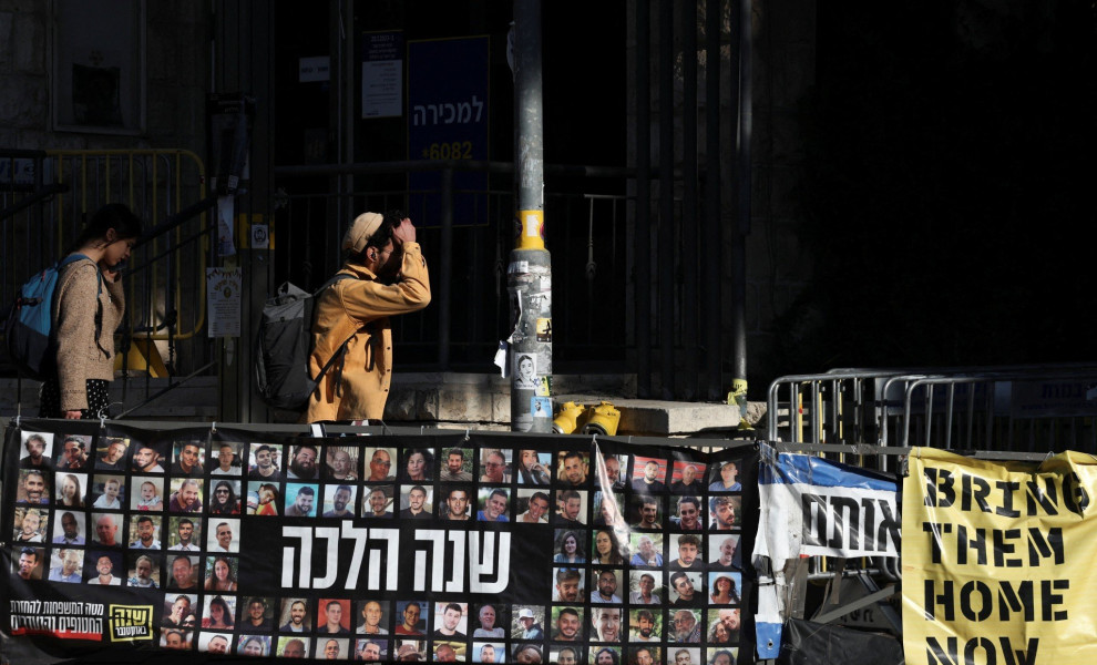 Αφίσα με τις φωτογραφίες των Ισραηλινών που απήχθησαν από τη Χαμάς / Reuters