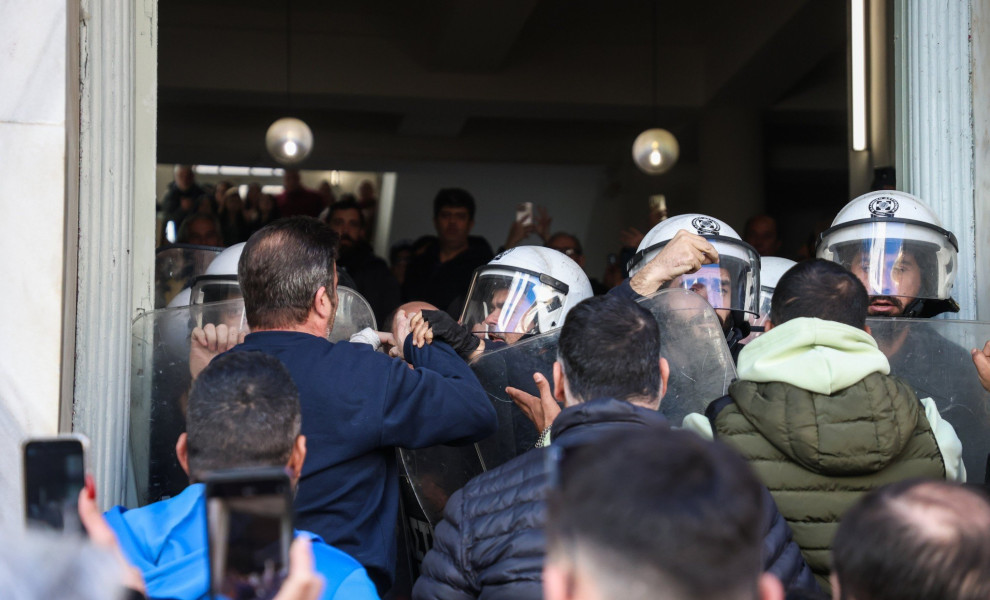 Εικόνα έντασης στα δικαστήρια του Ηρακλείου Κρήτης κατά την διάρκεια της απολογίας της 26χρονης μητέρας και του 44χρονου συντρόφου της, για την κακοποίηση του 3χρονου (φωτο: Intime)