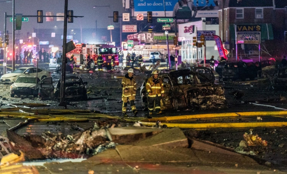 Γεμάτος ερείπια ο δρόμος όπου συνετρίβη το αεροπλάνο στη Φιλαδέλφεια των ΗΠΑ/Thomas Hengge/Anadolu via Getty Images