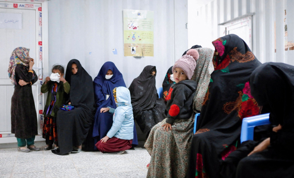 Αφγανές γυναίκες περιμένουν σε προθάλαμο / R