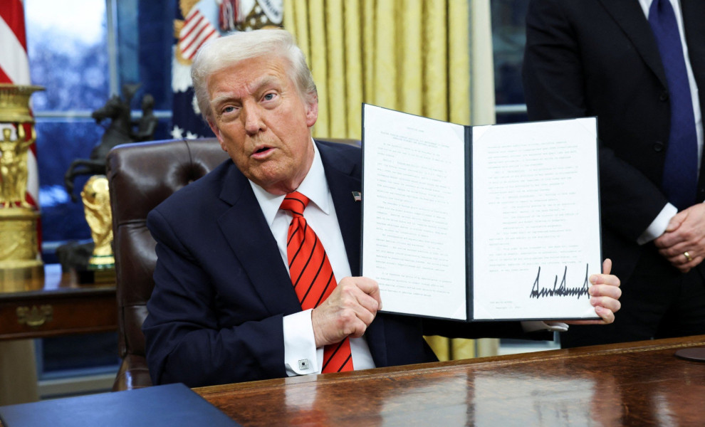 Ο Ντόναλντ Τραμπ υπογράφοντας διατάγματα στο Οβάλ Γραφείο / πηγή: Reuters