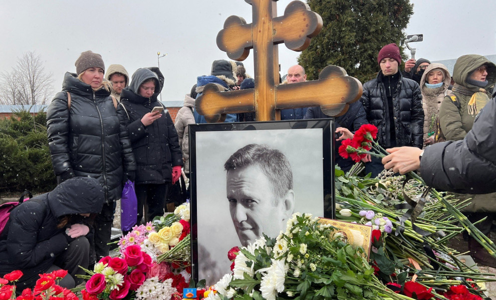 Αρκετές εκατοντάδες άνθρωποι συγκεντρώθηκαν στον τάφο του Ναβάλνι / Reuters