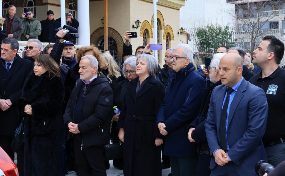 Η μητέρα του Βασίλη Καλογήρου ψάλλει το Χριστός Ανέστη στο τελευταίο αντίο του παιδιού της / Intime