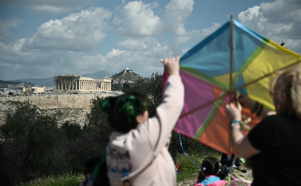 Πέταγμα χαρταετού στον λόφο του Φιλοππάπου /Eurokinissi