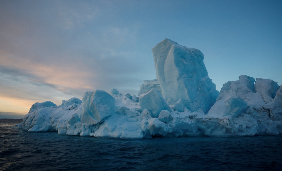 Γιγαντιαίο παγόβουνο προσέκρουσε σε νησί / Reuters