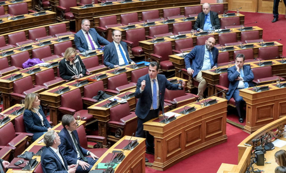 Ώρα 22:00 χθες στην Ολομέλεια. Ο Πλεύρης δείχνει εικόνες από τις μολότοφ έξω από τη Βουλή σε μερικές... δεκάδες βουλευτών / Eurokinissi